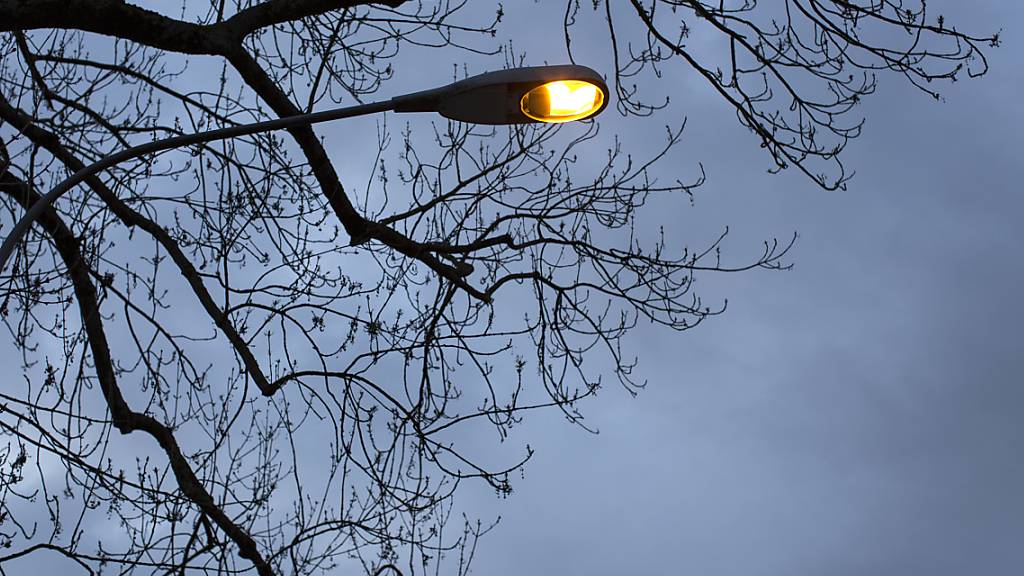 Photovoltaik-Lampen sollen Fuss-und Veloweg am Lopper beleuchten