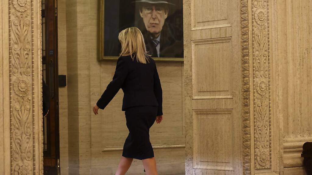 Michelle O'Neill, Vizepräsidentin von Sinn Fein, geht in der Großen Halle des Parlamentsgebäudes in Stormont. Foto: Peter Morrison/AP/dpa