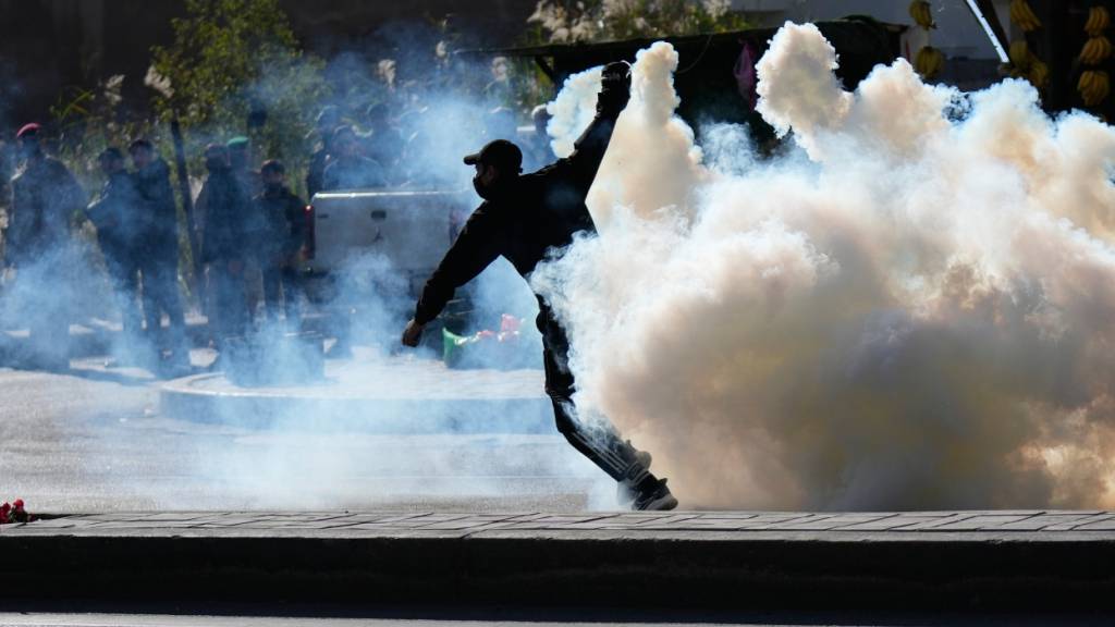 dpatopbilder - Sicherheitskräfte feuern Tränengas in der «Grünen Zone» ab, in der sich die US-Botschaft befindet, um einen Protest gegen die Angriffe der USA und Israels auf den Iran aufzulösen. Foto: Hadi Mizban/AP/dpa