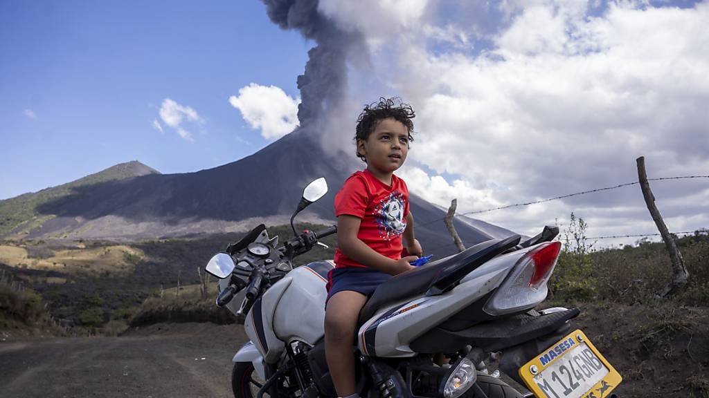 Vulkan in Guatemala speit wieder Glut und Asche