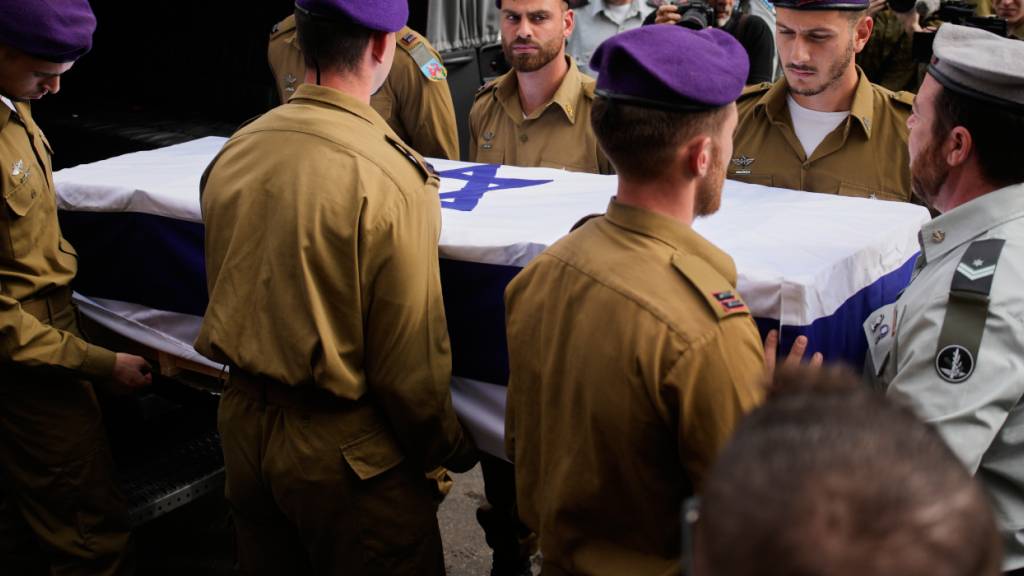 Tausende bei Begräbnis von entführtem Soldaten Goldin