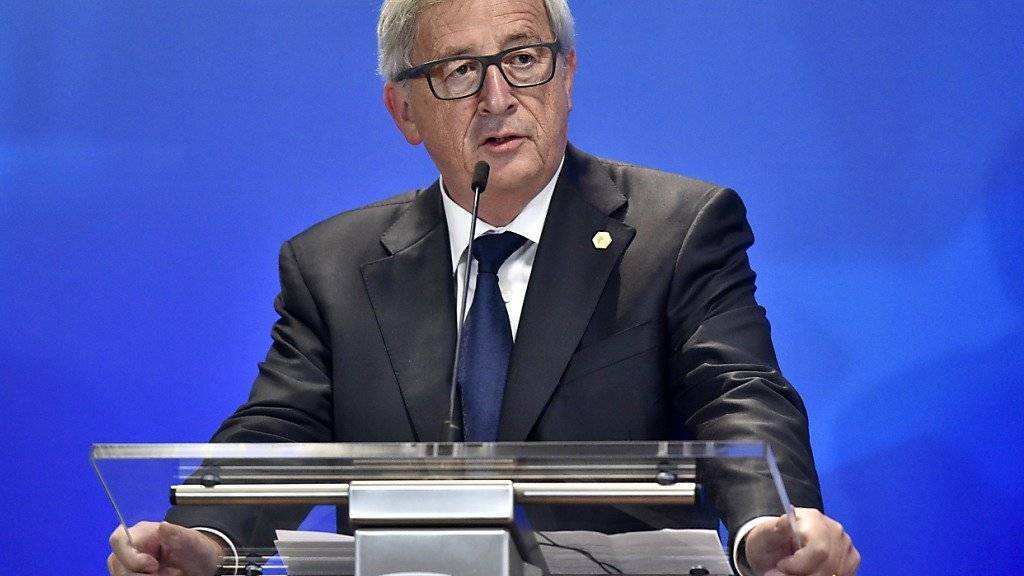 Juncker will international gleiches Gehalt für gleiche Arbeit sichern. (Archiv)