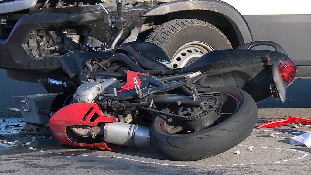 Kollision mit Lastwagen: Töfffahrer wird nach Unfall in Seuzach ins Spital geflogen 
