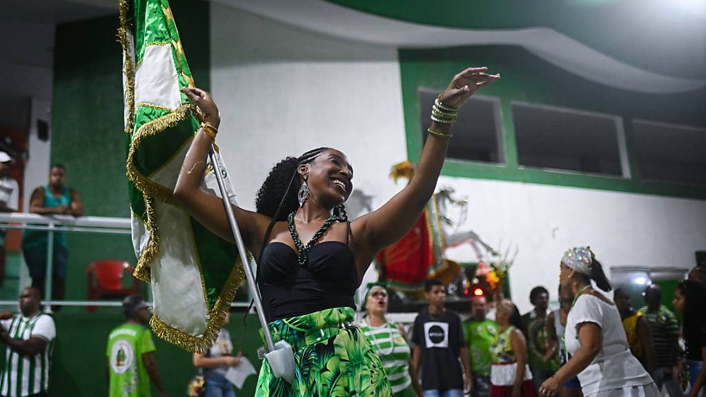 Fahnenträgerin Maura Luiza strahlt während der Probe der Sambaschule Império Serrano für den Karnevalsumzug von Rio de Janeiro.