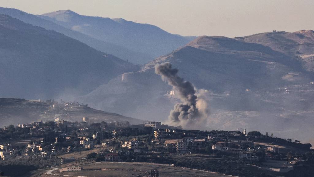 ARCHIV - Nach einem israelischen Luftangriff auf den Südlibanon steigt Rauch auf. Foto: Gil Cohen-Magen/dpa