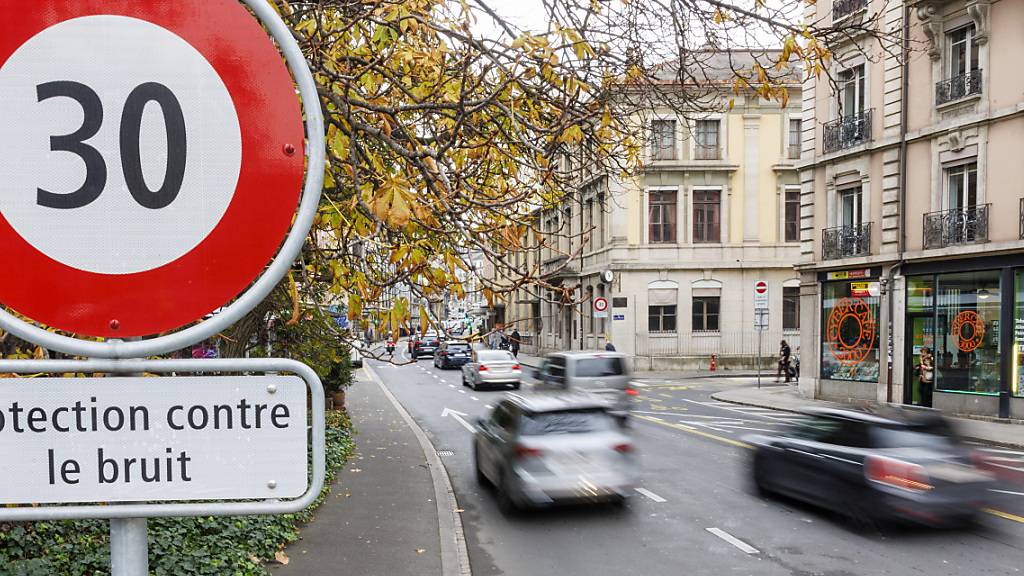 Tempo-30-Verkehrsschild zum Schutz vor Strassenlärm in Genf. Der Nationalrat diskutiert bei der Revision des Umweltschutzgesetzes auch, unter welchen Bedingungen solche Tempolimiten zulässig sein sollen. (Themenbild)