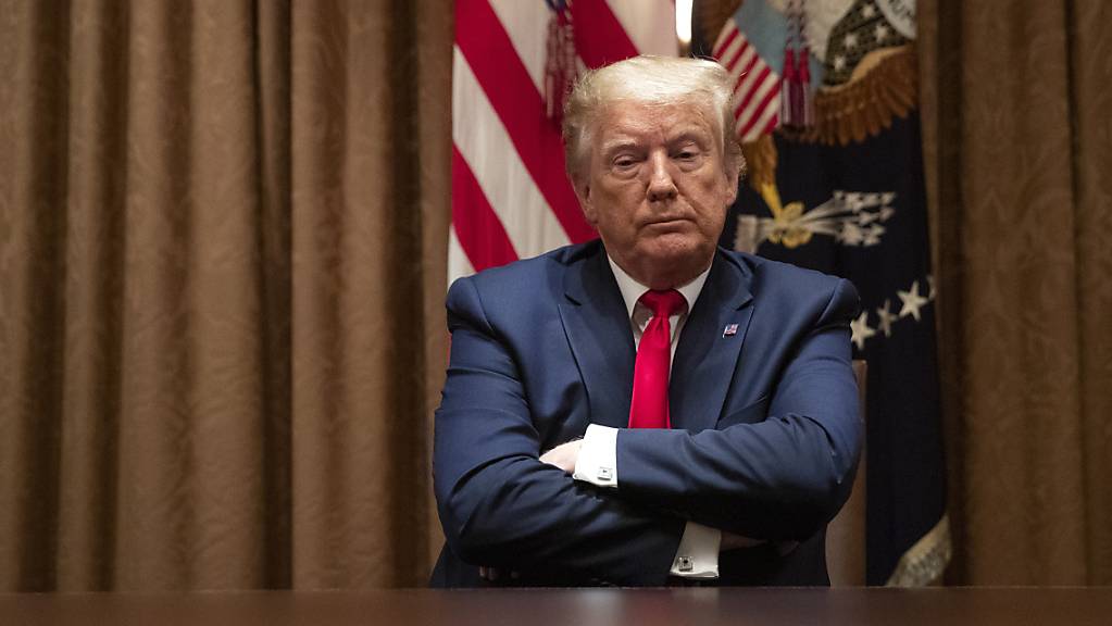 Donald Trump, Präsident der USA, verschränkt die Arme während eines Gesprächs mit afroamerikanischen Unterstützern im Kabinettsraum des Weißen Hauses. Foto: Patrick Semansky/AP/dpa