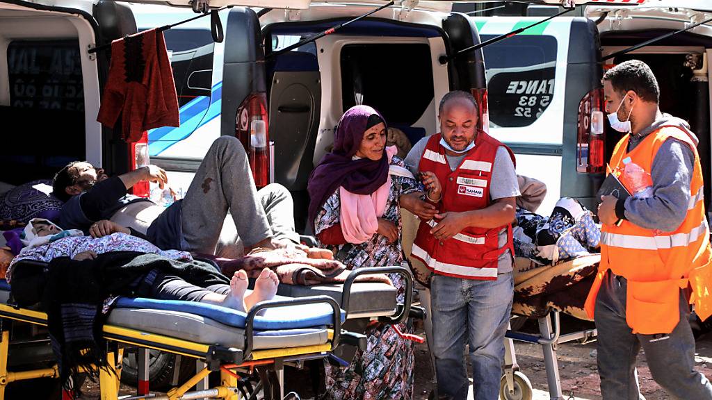 Verletzte werden in der Stadt Talat N'Yaaqoub, südlich von Marrakesch, versorgt nach dem schweren Erdbeben, das Marokko am späten Freitag erschütterte. Foto: Khaled Nasraoui/dpa