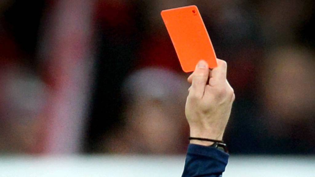 Rote Karte: für den Fussball: In der Türkei bahnt sich ein riesiger Wettskandal an, in den Schiedsrichter, Spieler und Vereine involviert sein sollen
