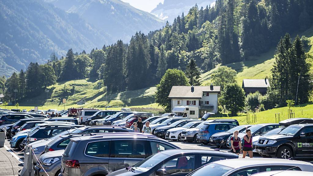 Autos von Ausflüglern im Obwaldner Tourismusort Engelberg überlasten oft die Strassen im Engelbergertal im Kanton Nidwalden. (Archivaufnahme)