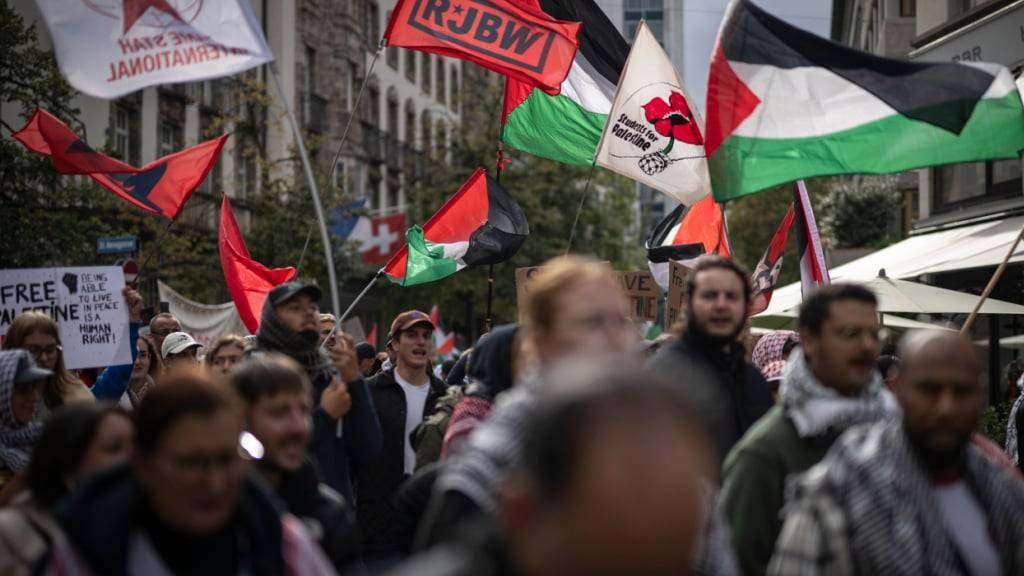 In der Stadt Zürich haben am Samstag mehrere Hundert Menschen gegen den Gazakrieg demonstriert.