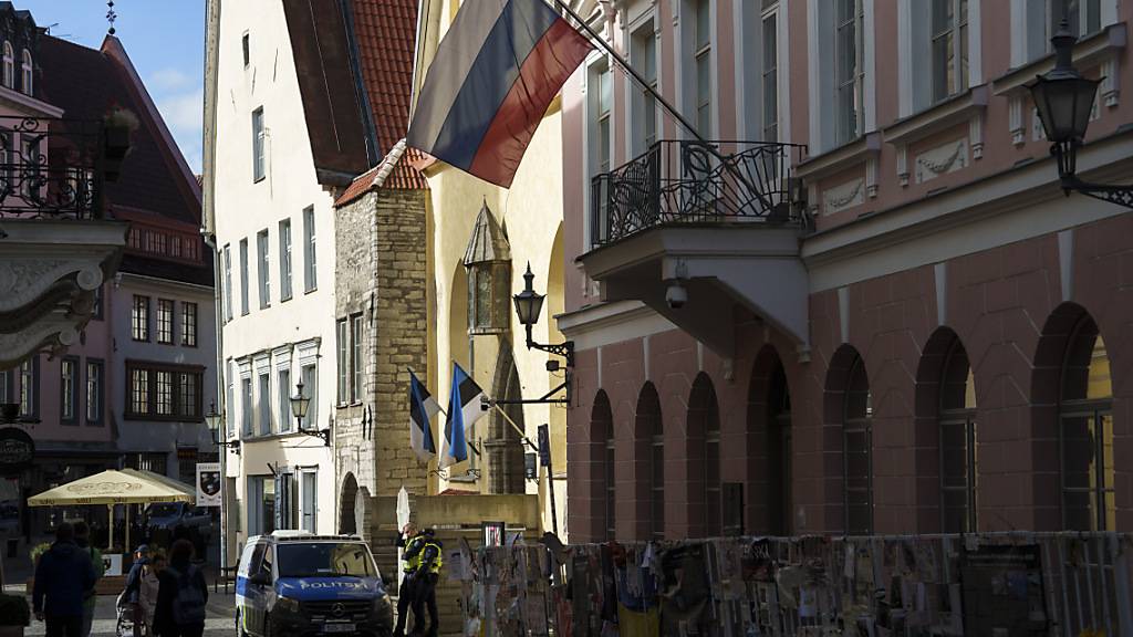 ARCHIV - Polizisten stehen Wache vor der russischen Botschaft in Tallinn. Foto: Pavel Golovkin/AP/dpa