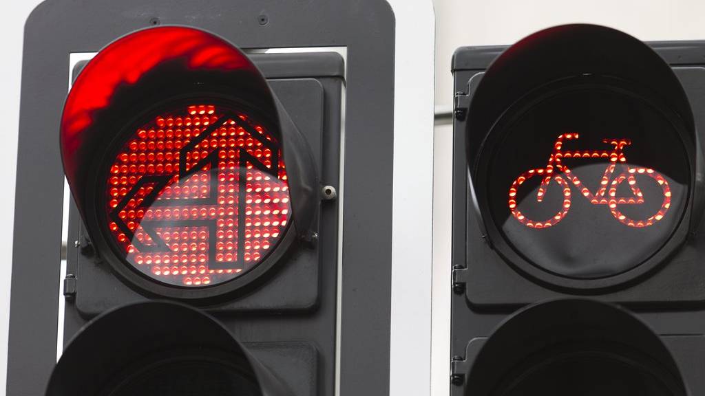Dürfen Velofahrer bei rot an einer Kreuzung schon bald trotzdem rechts abbiegen?