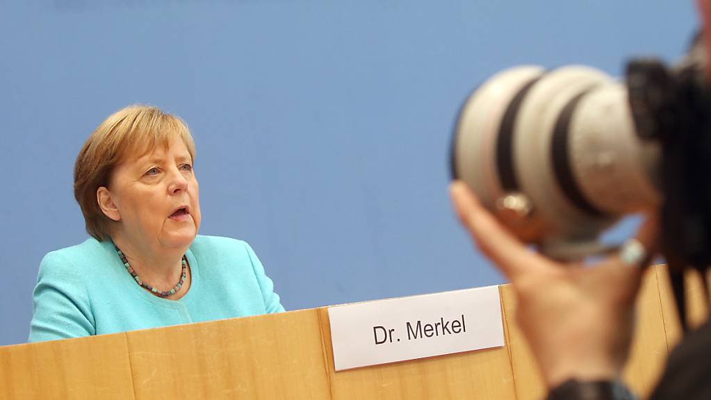 Bundeskanzlerin Angela Merkel (CDU) sitzt in der Bundespressekonferenz und stellt sich den Fragen der Hauptstadt-Journalisten. Sie sagte am Donnerstag, es sei noch nicht gelungen, für die EU eine gemeinsame Asylpolitik festzulegen. Dies sei eine schwere Bürde für die EU und müsse gelöst werden. Foto: Wolfgang Kumm/dpa