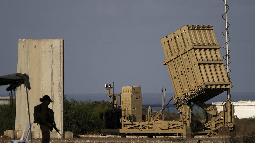 ARCHIV - Eine Batterie des israelischen Raketenabwehrsystems Iron Dome, das zum Abfangen von Raketen eingesetzt wird, steht in Aschkelon im Süden Israels. Foto: Ariel Schalit/AP/dpa