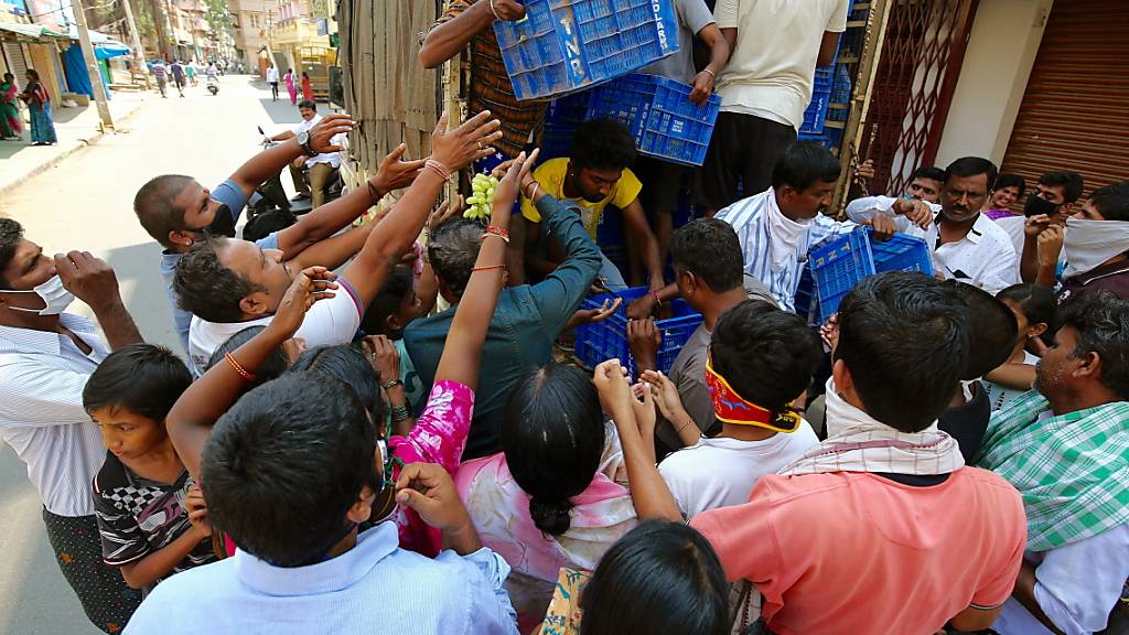 Andrang in Indien trotz Coronavirus-Massnahmen: Menschen in Bangalore warten auf die Verteilung von Gratis-Früchten. (Archivbild)