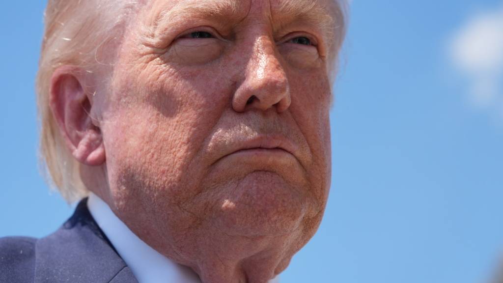 ARCHIV - US-Präsident Donald Trump spricht zur Presse, nachdem er am Mittwoch auf der Joint Base Andrews, Md. aus der Air Force One ausgestiegen ist. Foto: Jacquelyn Martin/AP/dpa