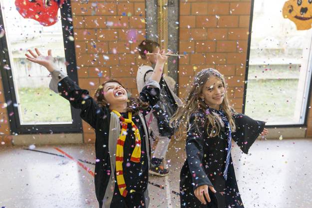 At the Freienwil children's carnival, young visitors rained down confetti.