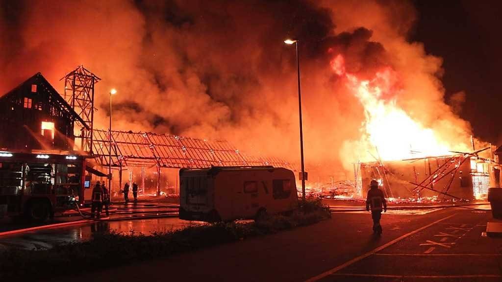 Vier Lagerhallen auf dem ehemaligen Wisa Gloria-Fabrikareal brannten am frühen Donnerstagmorgen vollständig nieder.