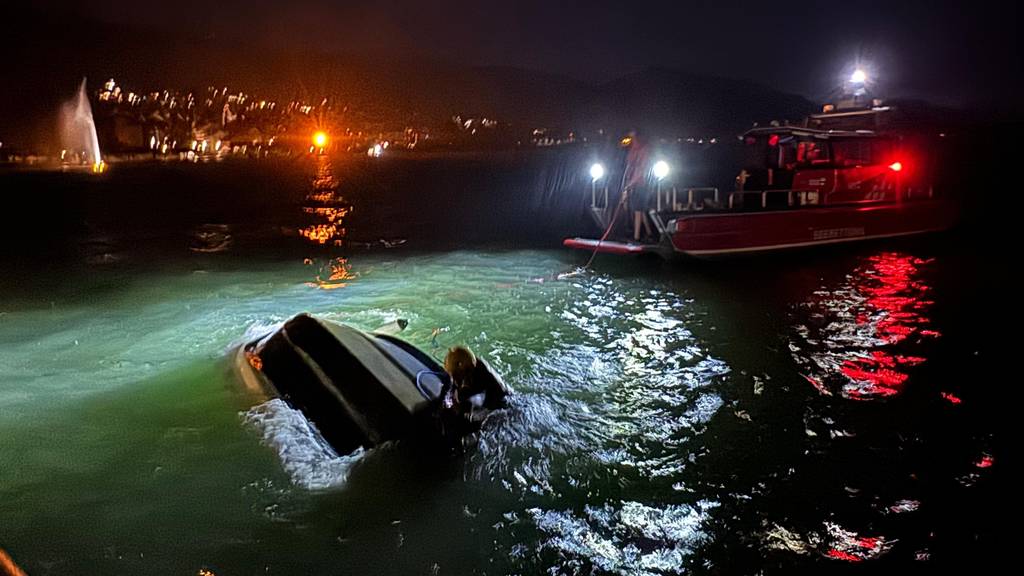 Gesunkenes Boot Katastrophenbucht im Kanton Zug.