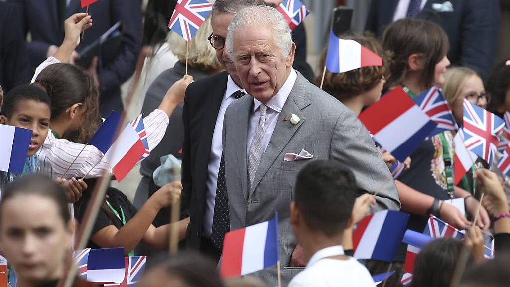 König Charles III. trifft Kinder, als er am im Rathaus empfangen wird. Der dreitägige Staatsbesuch des Königspaars soll dem Palast zufolge die Beziehung Großbritanniens zu Frankreich feiern. Foto: Bob Edme/AP Pool/dpa