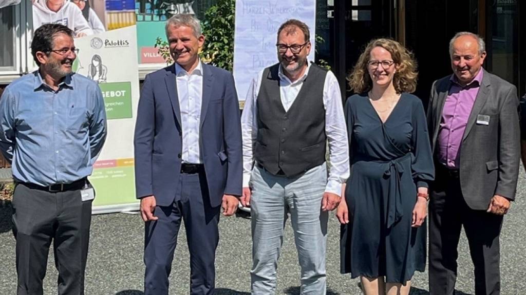 Bundesrat Beat Jans (2.v.l.) besuchte zusammen mit dem Bündner Regierungsrat Peter Peyer (3.v.l.) das Bildungszentrum Palottis in Schiers.