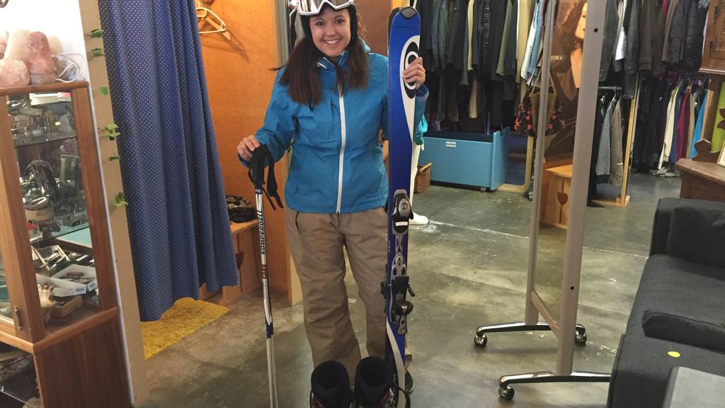 Die FM1-Reporterin Linda Aeschlimann in einer Skiausrüstung vom Brockenhaus.
