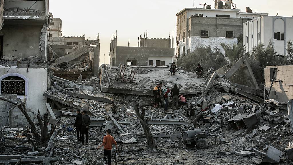 Palästinenser inspizieren nach einem israelischen Luftangriff ein zerstörtes Haus. Foto: Abed Rahim Khatib/dpa