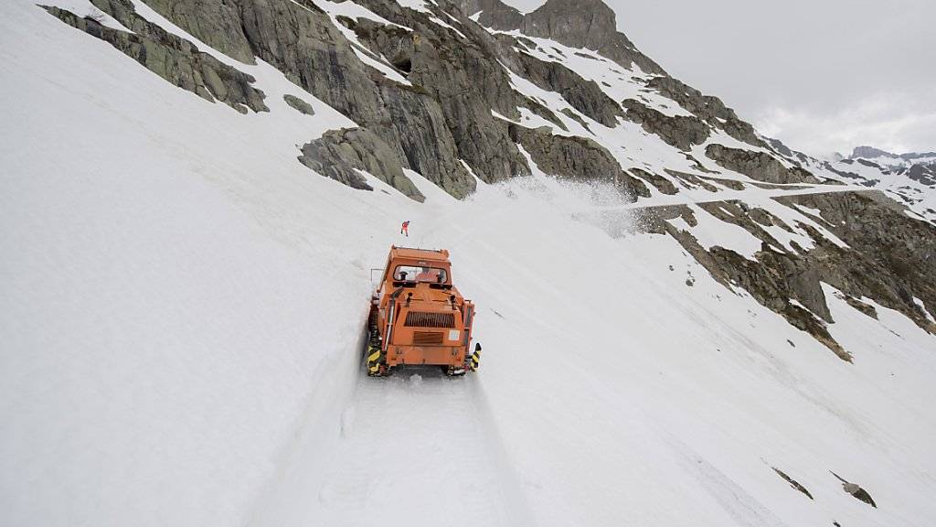 Die Schneeräumung nach dem Winter am Sustenpass - hier im Bild - ist noch nicht lange her: Als letzter Urner Alpenpass wurde der Sustenpass am 9. Juni wieder geöffnet. Am Donnerstag musste der Pass wegen Schneefällen gesperrt werden. (Archivbild)