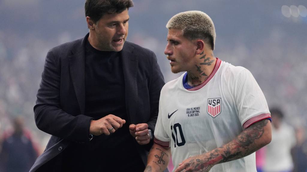 Nationalcoach Mauricio Pochettino, im Bild im Dialog mit Diego Luna, will den Amerikanern die grossen Fussballträume nicht ausreden