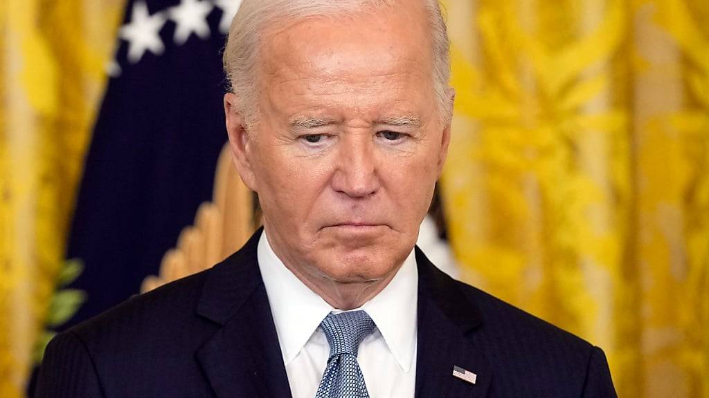 ARCHIV - US-Präsident Joe Biden nimmt an einer Verleihung der Ehrenmedaille im Weißen Haus in Washington teil. Foto: Susan Walsh/AP/dpa