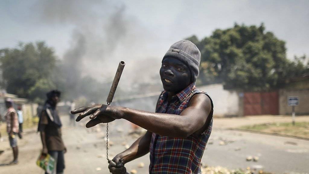 Ein Anti-Regierungs-Aktivist bei einer Demonstration in Burundi im vergangenen Juni. Die Gewalt im ostafrikanischen Land nimmt nicht ab. Der Schweizer UNO-Botschafter hält eine internationale Präsenz im Land für sinnvoll. (Archivbild)
