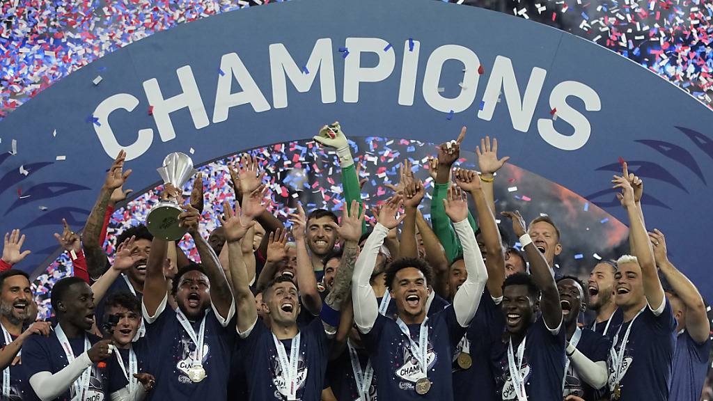 Die Spieler der USA feiern mit dem Pokal