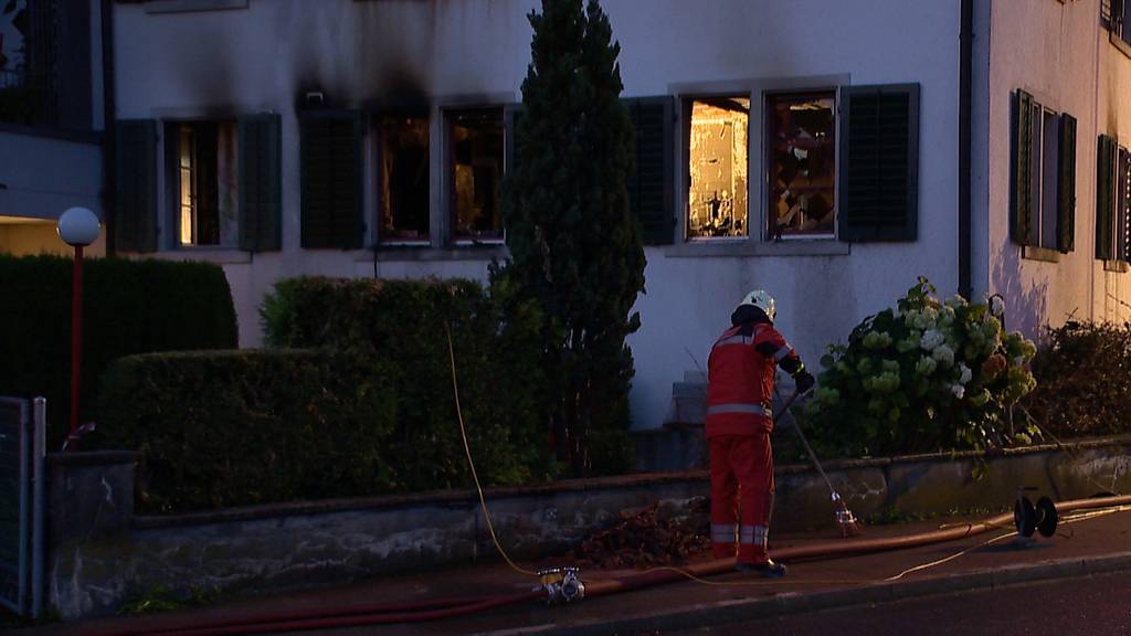 Hinwil (ZH): Feuer zerstört Wohnhaus