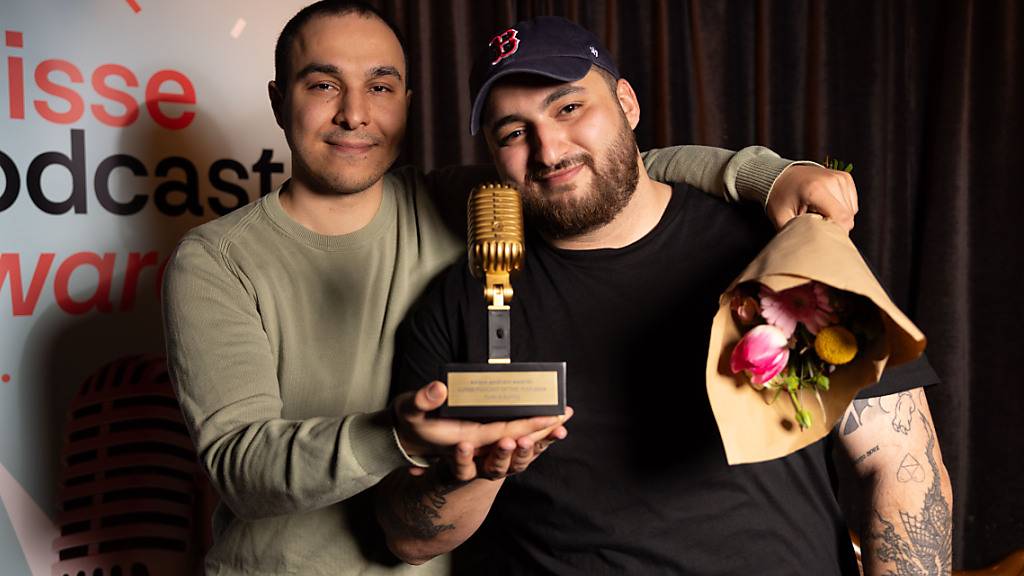 Serhat Koca und Yoldaş Gündogdu an den Suisse Podcast Awards. Kurds & Bündig wurde als bester Podcast des Jahres 2024 ausgezeichnet