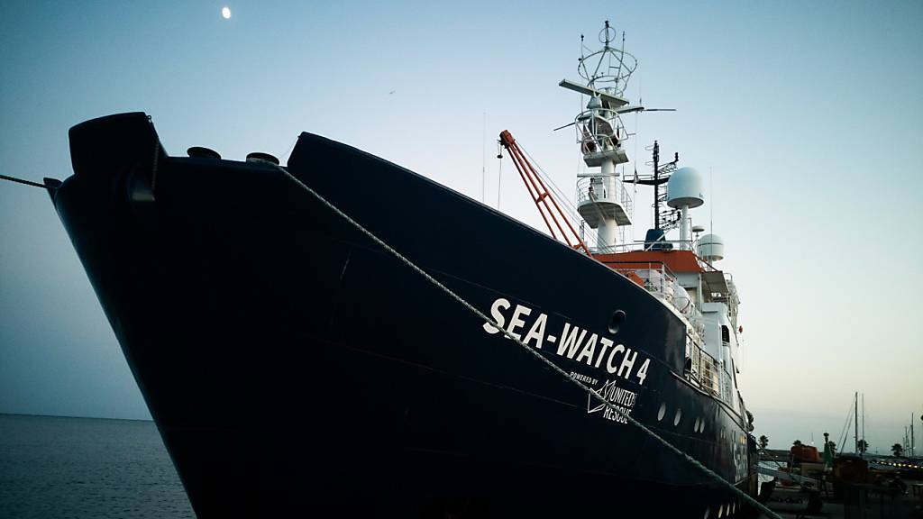 Das neue Seenotrettungsschiff «Sea-Watch 4» liegt im Hafen von Burriana. Das Rettungsschiff hat Spanien verlassen, um erstmals im Mittelmeer vor Libyen schiffbrüchige Migranten aufzunehmen. Foto: Chris Grodotzki/MSF/dpa