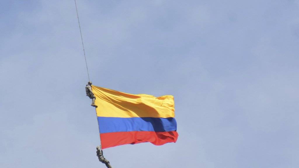 In Kolumbien sind am Sonntag bei einer Flugshow zwei Soldaten in den Tod gestürzt, als ein Seil mit einer Flagge riss.