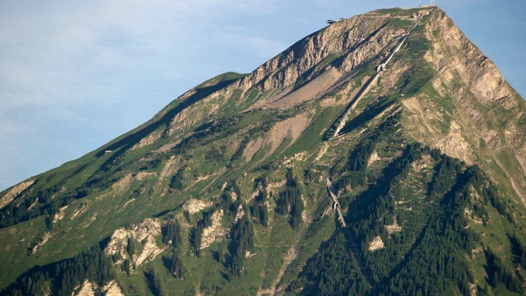 Der verunfallte Pilzsammler ist auf dem Bergwanderweg von der Schwandegg in Richtung Oberniese leblos aufgefunden worden. (Archivbild)