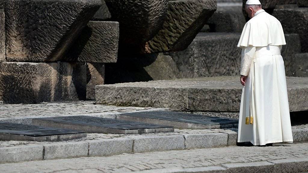 Papst Franziskus am Mahnmal für die Holocaust-Opfer in Birkenau.