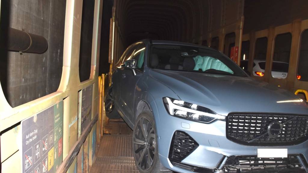 Bei einem Unfall auf dem Autoverlad in Klosters Selfranga wurden am Freitagabend drei Autos beschädigt. Eine Person musste in ärztliche Behandlung.