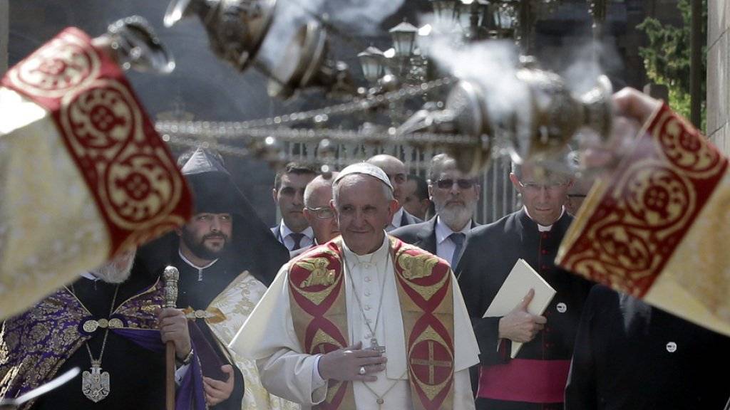 Papst Franziskus am Freitag bei der Ankunft in der Kathedrale von Eriwan.