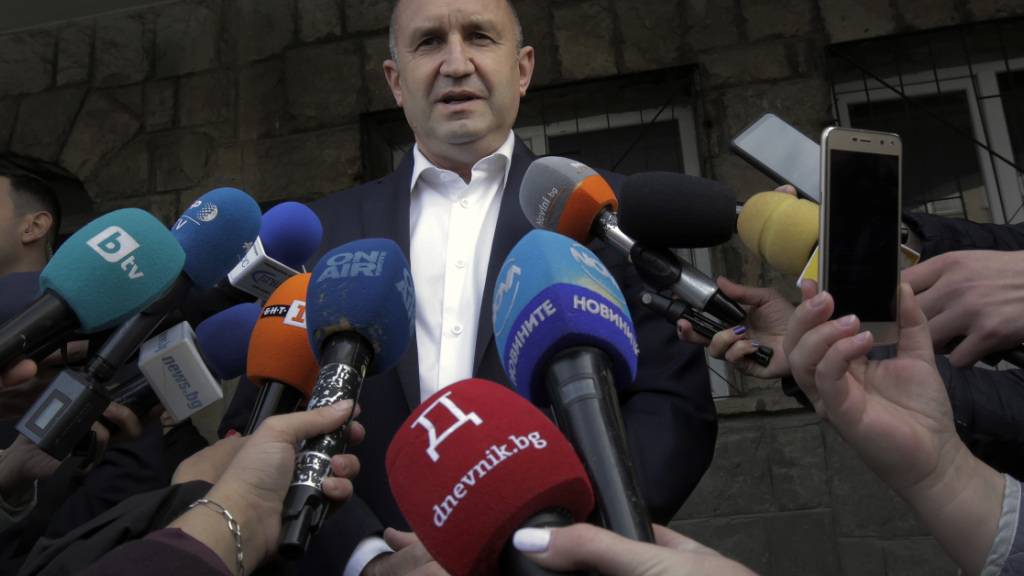 Bulgariens Präsident Rumen Radew spricht nach seiner Stimmenabgabe bei der Stichwahl um die Präsidentschaft zu Journalisten. Foto: Valentina Petrova/AP/dpa