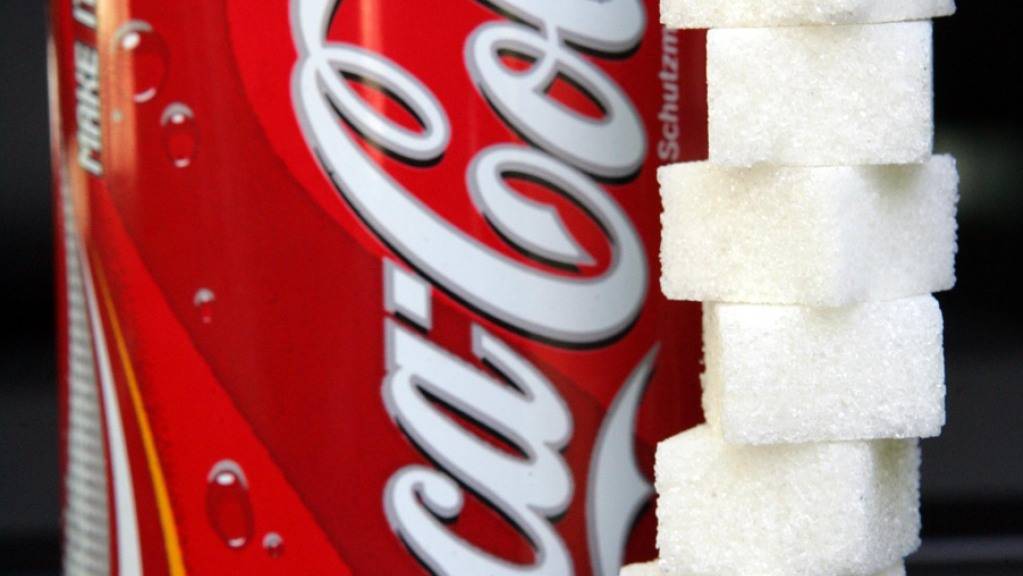 In einer Dose Cola hat es reichlich viel Zucker. Hineinpassen würden jedoch auch alle Coronaviren weltweit, wie ein britischer Mathematiker berechnete. (Archivbild)