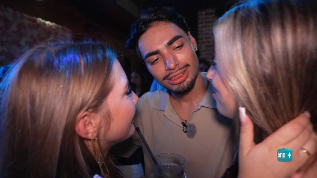 Auf der Tanzfläche wird zu dritt geknutscht