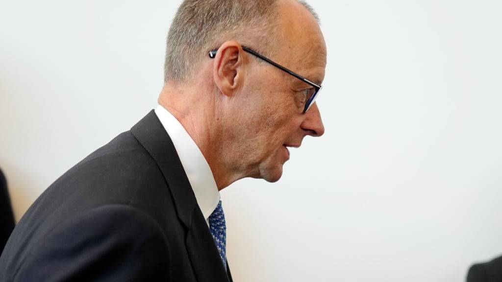 Der designierte Bundeskanzler Friedrich Merz (CDU) verlässt im Bundestag bei der Kanzlerwahl das Unions-Fraktionsbüro. Merz ist bei der Kanzlerwahl im Bundestag im ersten Wahlgang durchgefallen. Foto: Kay Nietfeld/dpa
