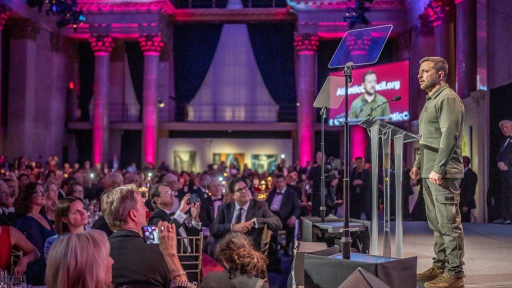 Der ukrainische Präsident Wolodymyr Selenskyj nimmt in New York den Global Citizen Awards entgegen. Foto: Michael Kappeler/dpa