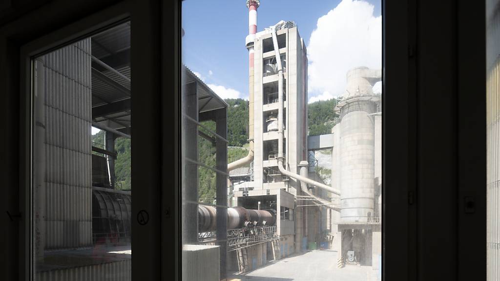 Die Zementproduktion gehört zu den CO2-intensivesten Industrien der Welt im Bild das  Holcim Zementwerk in Untervaz, Kanton Graubuenden. (Archivbild)