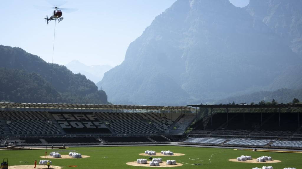 Damit der Rasen in der ESAF-Arena nicht beschädigt wird, kommt der Heli für den Transport des Sägemehls zum Einsatz.