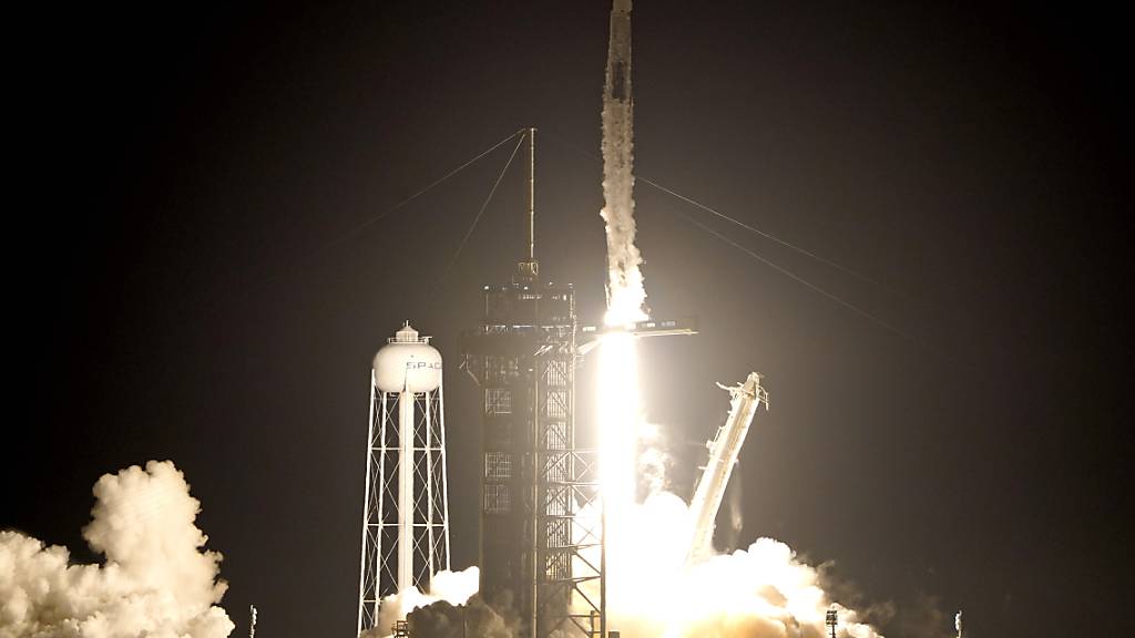 Astronauten mit Raumschiff von SpaceX zur ISS gestartet