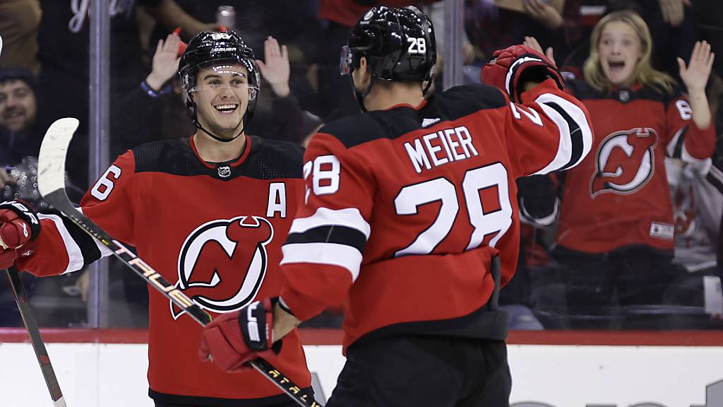 Timo Meier (rechts) und Jack Hughes bejubeln eines der vier Tore der New Jersey Devils gegen die Minnesota Wild